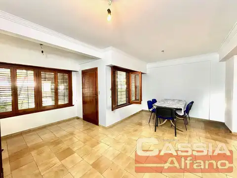 Casa en Venta con 3 cocheras