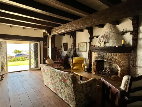 Importante residencia en esquina frente al mar. Varese.