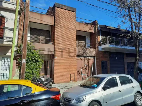 Casa 2 Plantas 4 Ambientes con Terraza y Patio + Gran Deposito Galpón Independiente Terreno 8x37