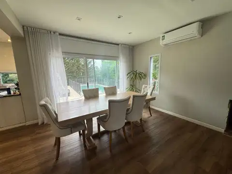 Casa en Alquiler con 1 cochera