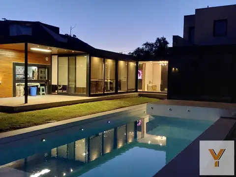 Casa en venta - 3 Dormitorios 4 Baños - Cocheras - 460Mts2 - Mar del Plata