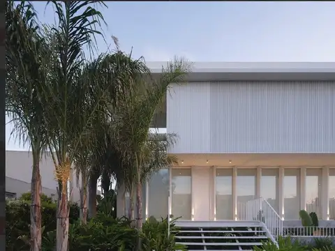 Casa en Alquiler con 3 cocheras