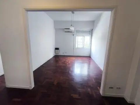 Departamento de 3 amb, tipo PH, 2do por escalera.
