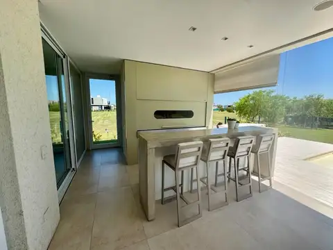 Casa en Alquiler con 2 cocheras