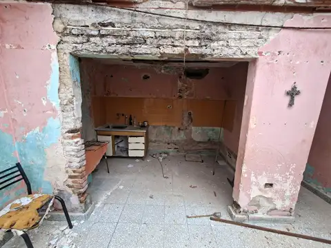 Propiedad interna con pasillo exclusivo – Casa a reciclar/demoler.