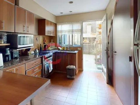 VENTA | CASA DE 4 AMBIENTES SOBRE LOTE PROPIO CON COCHERA Y TERRAZA — CARAPACHAY
