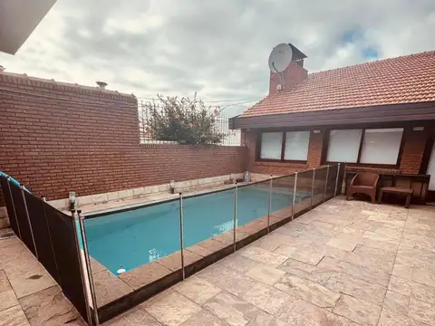 Casa en Acha 1600 de cuatro ambientes con quincho - apto credito