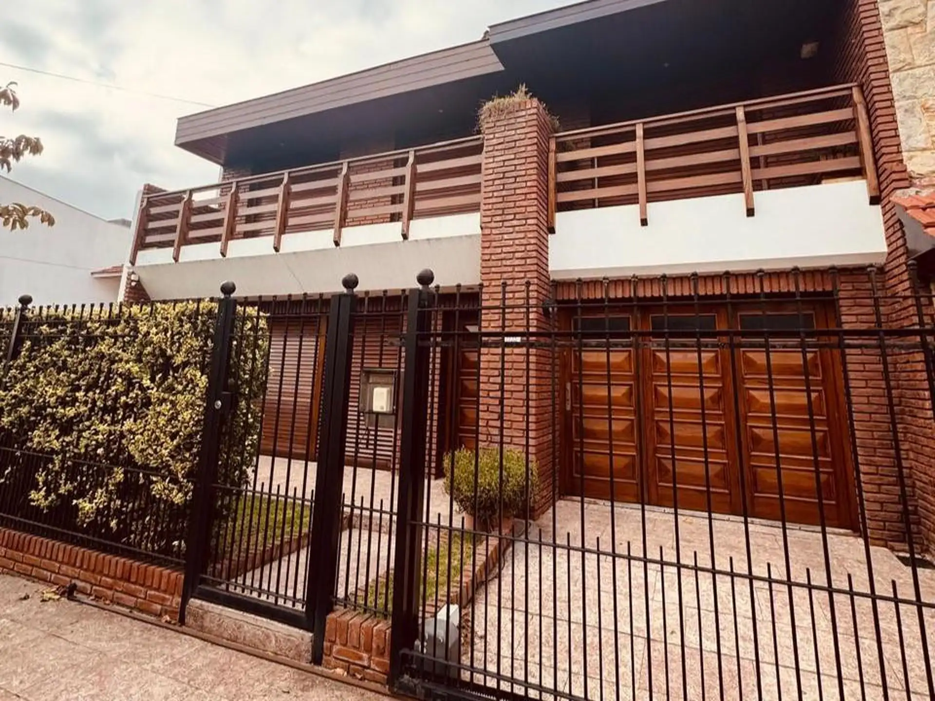 Casa en Acha 1600 de cuatro ambientes con quincho - apto credito