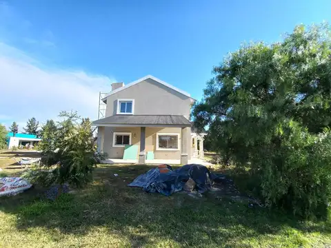 VENTA CASA 3 AMBIENTES CON COCHERA Y PILETA - BARRIO ALAMOS DE YEI PORA