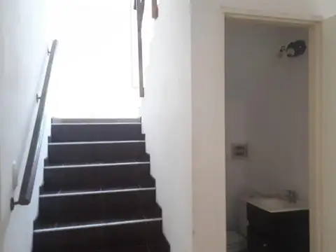 Casa 7 ambientes con 2 baños