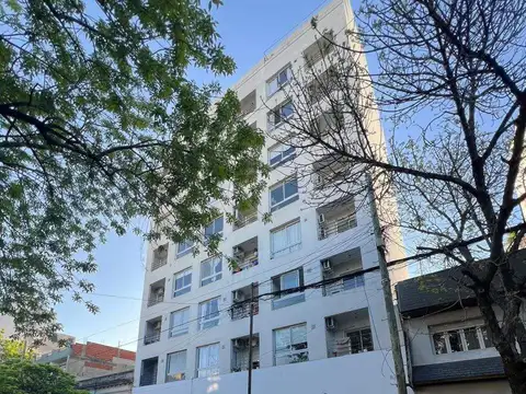 40 E/ 5 y 6-Cochera en venta