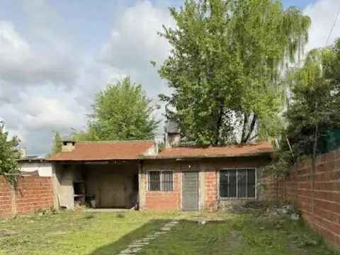 ALQUILA CASA AMPLIO TERRENO