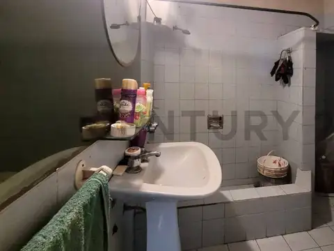 Casa a Refaccionar en Venta en Berisso