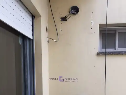 Departamento de 3 ambientes en 2º piso interno con balcón y terraza compartida