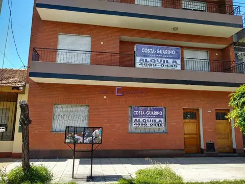 Departamento de 3 ambientes en 2º piso interno con balcón y terraza compartida