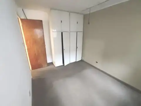 PH 1 Piso por escalera Frente 3 ambientes grandes Luminoso cómodo en edificio antiguo de categoría