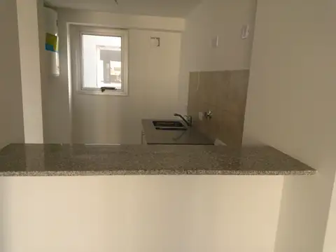 Av 60 entre 5 y 6 Monoambiente, cocina, baño. balcón, aire frío/calor