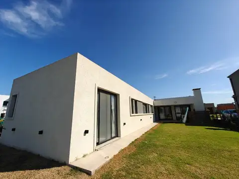 Casa en Venta en Pilar Del Este - Santa Elisa, USD 180.000