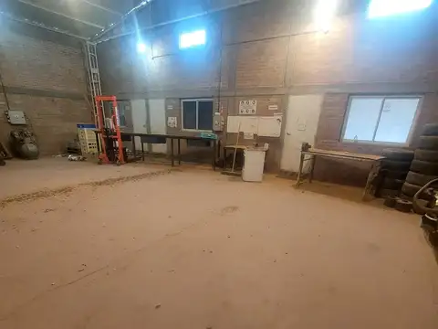 Alquilo Galpón con oficinas en Parque Industrial 3