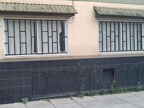 departamento totalmente independiente al frente, en planta baja con patio