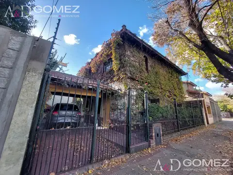 HERMOSO CHALET DE 3 AMB. EN BARRIO HOLTERS