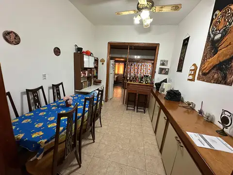 MORON SUR- CASA DE 3 AMB. + COCINA - COMEDOR DIARIO + LIVING ESTAR + LAV. CUBIERTO Y AMPLIO JARDIN