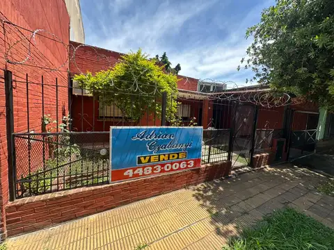 MORON SUR- CASA DE 3 AMB. + COCINA - COMEDOR DIARIO + LIVING ESTAR + LAV. CUBIERTO Y AMPLIO JARDIN