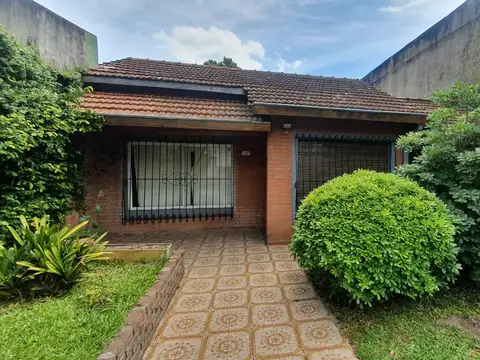 Venta Casa con Jardín en Lote Propio – Villa Bosch