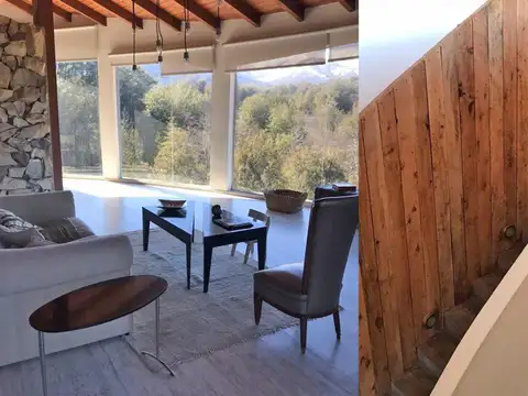 VENTA – Casa de 320m2 , sobre lote de 4000m2 en el Puerto, Villa la Angostura