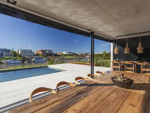 Casa en venta y alquiler al río,  Albanueva. 4 dormitorios en Suite, amueblada, orientacion norte.