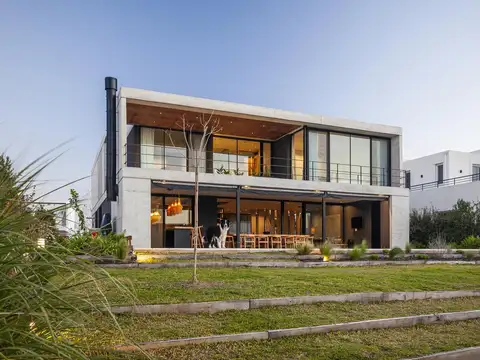 Casa en venta y alquiler al río Albanueva Tigre 4 dormitorios en Suites amueblada orientacion norte