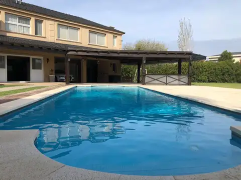 Casa en venta - Barrio Septiembre - Doble Terreno-Grandes espacios-Pileta climatizada-Ing Maschwitz