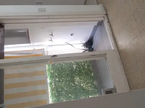 2 ambientes con balcón, excelente luminosidad y a pasos del subte.