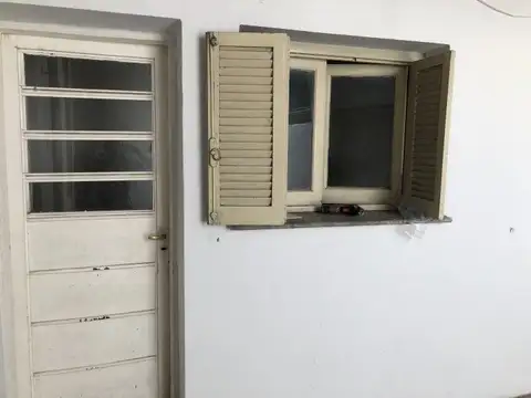 Av. Alberdi 200 casi Velez Zarfield PASILLO DOS AMPLIAS HABITACIONES