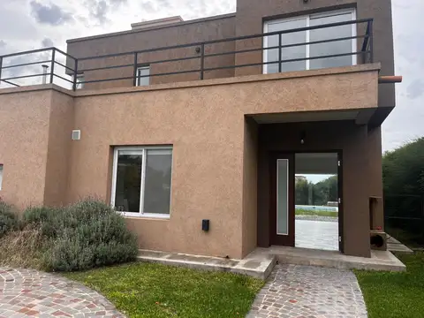 Casa 6 ambientes con 2 baños