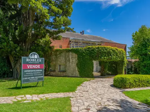 Importante residencia en esquina del barrio Los Troncos.