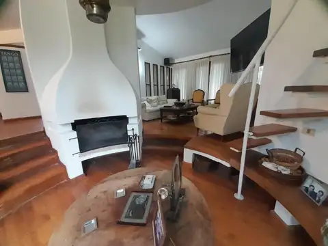 Casa en Alquiler con 3 cocheras