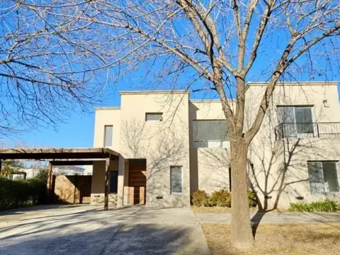Casa en Alquiler con 9 cocheras