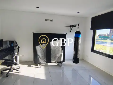 Casa en Venta con 4 cocheras