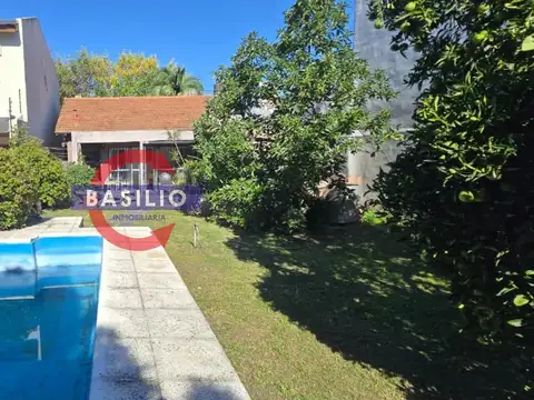 VENTA CASA EN LOTE PROPIO 3 AMBIENTES CON GRAN JARDÍN, PISCINA Y PARRILLA EN MUNRO APTO CREDITO