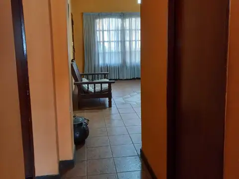 Casa 6 ambientes con 2 baños