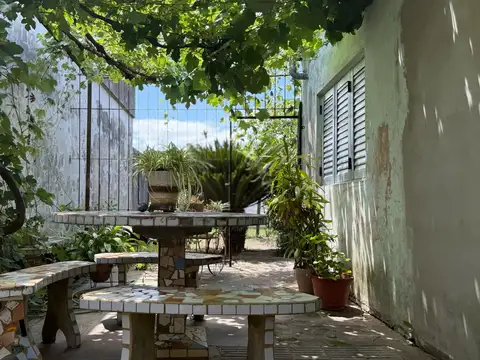 Se vende casa céntrica en Lobos, situada en calle Alberdi al 400