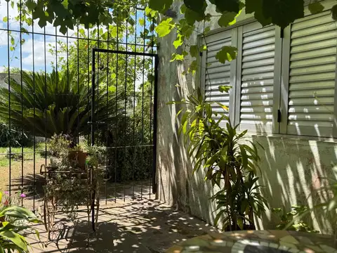 Se vende casa céntrica en Lobos, situada en calle Alberdi al 400