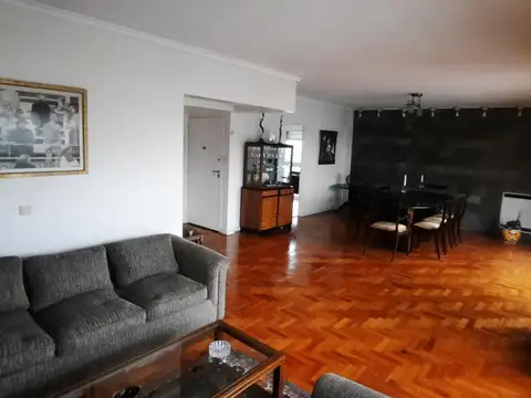 Semipiso 4 ambientes con dependencia Amoblado. Cochera Movil