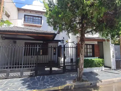 Casa 5 ambientes, patio, terraza, cochera, proxima estacion Juan B Justo- En Venta.