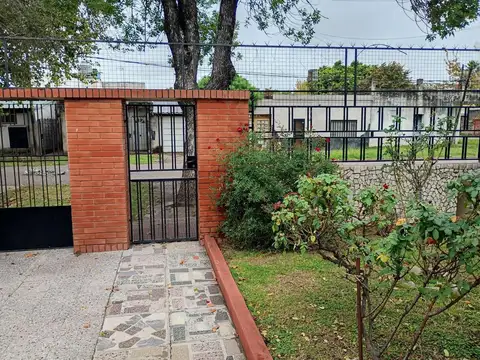 Casa dos dormitorios, cochera y patio