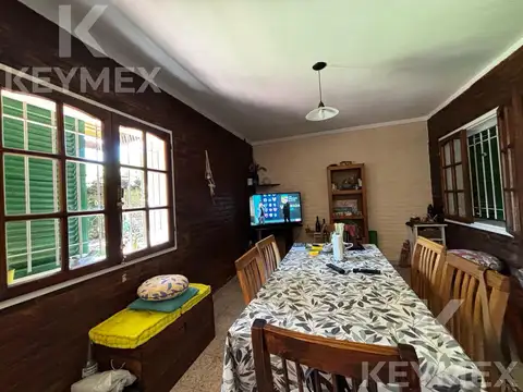 Casa 6 ambientes con 2 baños