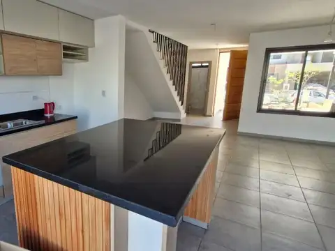Casa en Alquiler con 2 cocheras