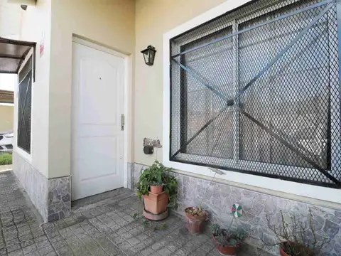 VENTA CASA PH 3 AMBIENTES JARDIN COCHERA ITUZAINGO