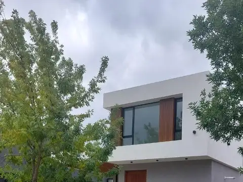 Venta Casa en Araucarias - Puertos del Lago / Escobar